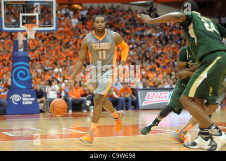 22 février 2012 - Syracuse, New York, États-Unis - Syracuse garde Orange Scoop Jardine (11) exécute l'infraction d'Orange dans la première moitié contre la Floride du Sud les taureaux Carrier Dome à Syracuse, New York. Syracuse mène South Florida 24-20 à la moitié. (Crédit Image : © Michael Johnson/Southcreek/ZUMAPRESS.com) Banque D'Images