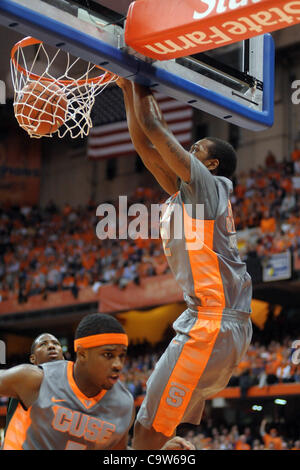 22 février 2012 - Syracuse, New York, États-Unis - Syracuse avant Orange Kris Joseph (32) termine le smash au premier semestre contre la Floride du Sud les taureaux Carrier Dome à Syracuse, New York. Syracuse mène South Florida 24-20 à la moitié. (Crédit Image : © Michael Johnson/Southcreek/ZUMAPRESS.com) Banque D'Images