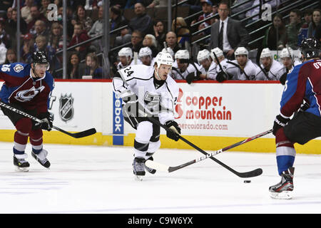 22 février 2012 - Denver, Colorado, États-Unis - Colorado Avalanche Centre Paul Stastny (26) Chasse les Kings de Los Angeles center Colin Fraser (24) alors qu'il cherche à faire adopter de Avalanche du Colorado le défenseur Shane O'Brien (5) dans la troisième période. L'Avalanche du Colorado a gagné le match 4-1. Le Colorado Av Banque D'Images