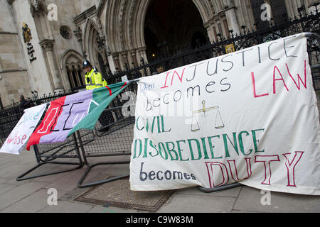 Occupy London, représenté par Tammy Samede, George Barda , Daniel Ashman et leurs avocats MichaelPaget échouent dans leur appel à la Haute Cour. Cela signifie que leur expulsion peut maintenant procéder. Royal Courts of Justice, Londres, Royaume-Uni, 22 février 2012. Banque D'Images