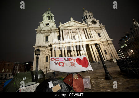 Occupy London échouent dans leur appel à la Haute Cour. Cela signifie que leur expulsion pourrait avoir lieu à tout moment. La bibliothèque tente est emballé, Anonyme UK obtenir un piper à jouer une lamentation et partir avec l'aide d'amis. Cathédrale St Paul's, Londres, Royaume-Uni, 22 février 2012. Banque D'Images