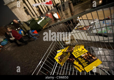 Occupy London échouent dans leur appel à la Haute Cour. Cela signifie que leur expulsion pourrait avoir lieu à tout moment. La bibliothèque tente est emballé, Anonyme UK obtenir un piper à jouer une lamentation et partir avec l'aide d'amis. Cathédrale St Paul's, Londres, Royaume-Uni, 22 février 2012. Banque D'Images