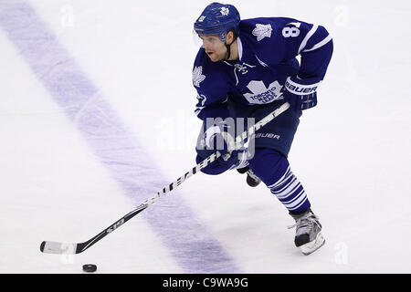 23 février 2012 - Toronto, Ontario, Canada - Toronto Maple Leaf avant Phil Kessel (81) déplace la rondelle au cours de l'action de la LNH au Centre Air Canada à Toronto, Ontario. Le jeu est scoreless après la 1ère période. (Crédit Image : © Jay Gula/ZUMAPRESS.com)/Southcreek Banque D'Images