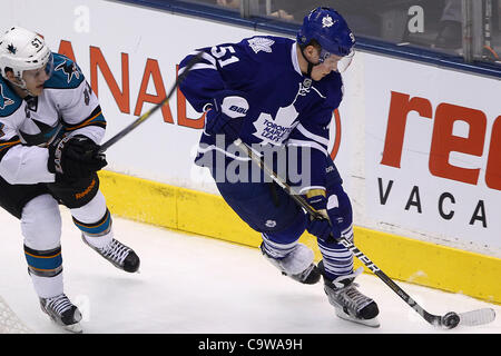 23 février 2012 - Toronto, Ontario, Canada - Toronto Maple Leaf le défenseur Jake Gardiner (51) déplace la rondelle au cours de l'action de la LNH au Centre Air Canada à Toronto, Ontario. Le jeu est scoreless après la 1ère période. (Crédit Image : © Jay Gula/ZUMAPRESS.com)/Southcreek Banque D'Images