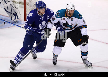 23 février 2012 - Toronto, Ontario, Canada - Toronto Maple Leaf le défenseur Dion Phaneuf (3) et les Sharks de San Jose en avant Joe Thornton (19) Bataille de position au cours de l'action de la LNH au Centre Air Canada à Toronto, Ontario. Le jeu est scoreless après la 1ère période. (Crédit Image : © Jay Gula/Southcreek Banque D'Images