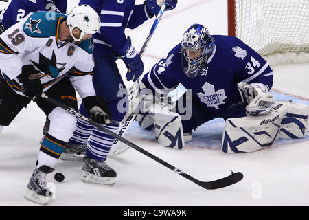 23 février 2012 - Toronto, Ontario, Canada - Toronto Maple Leaf James gardien Reimer (34) et les Sharks de San Jose en avant Joe Thornton (19) chercher la rondelle au cours de l'action de la LNH au Centre Air Canada à Toronto, Ontario. Le jeu est scoreless après la 1ère période. (Crédit Image : © Jay Gula/Southcreek Banque D'Images