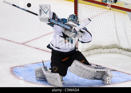 23 février 2012 - Toronto, Ontario, Canada - San Jose Sharks ANTTI NIEMI gardien (31) fait une sauvegarde au cours de l'action de la LNH contre les Maple Leafs de Toronto au Centre Air Canada. San Jose mène 2-0 après la deuxième période. (Crédit Image : © Jay Gula/ZUMAPRESS.com)/Southcreek Banque D'Images