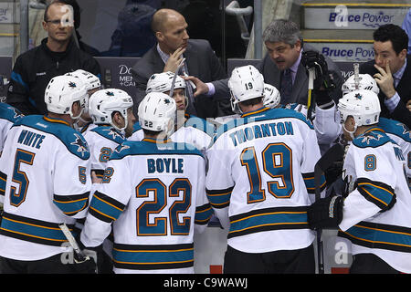 23 février 2012 - Toronto, Ontario, Canada - San Jose Sharks entraîneur en chef Todd McLellan discute stratégie avec son équipe pendant un délai contre les Maple Leafs de Toronto dans l'action de la LNH au Centre Air Canada à Toronto, Ontario. San Jose a battu Toronto 2-1. (Crédit Image : © Jay Gula/ZUMAPR/Southcreek Banque D'Images