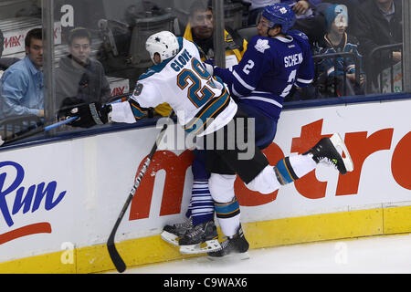 23 février 2012 - Toronto, Ontario, Canada - San Jose Sharks avant Ryane Clowe (29) se heurte à Toronto Maple Leaf le défenseur Luke Schenn (2) au cours de l'action de la LNH au Centre Air Canada à Toronto, Ontario. San Jose a battu Toronto 2-1. (Crédit Image : © Jay Gula/ZUMAPRESS.com)/Southcreek Banque D'Images