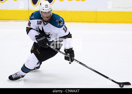 23 février 2012 - Toronto, Ontario, Canada - les Sharks de San Jose en avant Patrick Marleau (12) déplace le pointeur de la LNH au cours de l'action contre les Maple Leafs de Toronto au Centre Air Canada à Toronto, Ontario. San Jose a battu Toronto 2-1. (Crédit Image : © Jay Gula/ZUMAPRESS.com)/Southcreek Banque D'Images