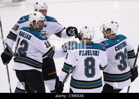 23 février 2012 - Toronto, Ontario, Canada - les Sharks de San Jose en avant Patrick Marleau (12) est félicité par coéquipiers après avoir marqué un but contre les Maple Leafs de Toronto au cours de l'action de la LNH au Centre Air Canada à Toronto, Ontario. San Jose a battu Toronto 2-1. (Crédit Image : © Jay Gula/Southcre Banque D'Images