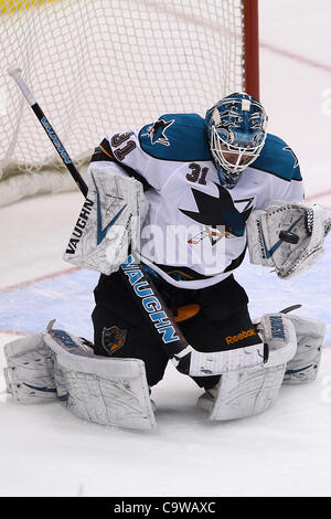 23 février 2012 - Toronto, Ontario, Canada - San Jose Sharks Antti Niemi gardien (31) fait une sauvegarde au cours de l'action de la LNH contre les Maple Leafs de Toronto au Centre Air Canada à Toronto, Ontario. San Jose a battu Toronto 2-1. (Crédit Image : © Jay Gula/ZUMAPRESS.com)/Southcreek Banque D'Images