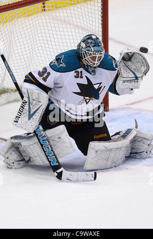 23 février 2012 - Toronto, Ontario, Canada - San Jose Sharks gardien Antti Niemi (31)fait une sauvegarde au cours de l'action de la LNH contre les Maple Leafs de Toronto au Centre Air Canada à Toronto, Ontario. San Jose a battu Toronto 2-1. (Crédit Image : © Jay Gula/ZUMAPRESS.com)/Southcreek Banque D'Images