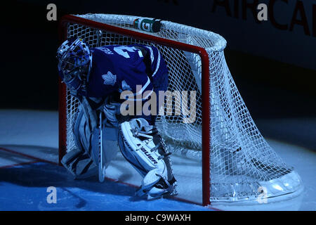 23 février 2012 - Toronto, Ontario, Canada - Toronto Maple Leaf James gardien Reimer (34) rassemble ses pensées avant l'action de la LNH contre les Sharks de San Jose au Centre Air Canada à Toronto, Ontario. San Jose a battu Toronto 2-1. (Crédit Image : © Jay Gula/ZUMAPRESS.com)/Southcreek Banque D'Images