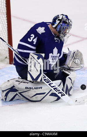 23 février 2012 - Toronto, Ontario, Canada - Toronto Maple Leaf James gardien Reimer (34) fait une sauvegarde au cours de l'action de la LNH contre les Sharks de San Jose au Centre Air Canada à Toronto, Ontario. San Jose a battu Toronto 2-1. (Crédit Image : © Jay Gula/ZUMAPRESS.com)/Southcreek Banque D'Images