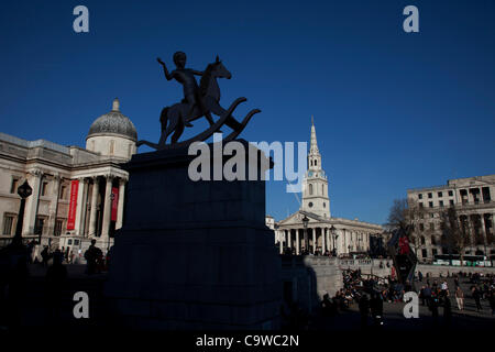 Sculpture en bronze d'un enfant sur un cheval à bascule sur le quatrième Socle à Trafalgar Square, Londres. Les artistes Michael Elmgreen et Ingar Dragset dire "Structures impuissantes, fig 101 monuments fondée sur des questions "la victoire ou la défaite militaire'. Ils ont dit que c'était ''jusqu'à la fonction d'aimer ou on déteste'. Banque D'Images