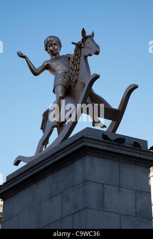 Sculpture en bronze d'un enfant sur un cheval à bascule sur le quatrième Socle à Trafalgar Square, Londres. Les artistes Michael Elmgreen et Ingar Dragset dire "Structures impuissantes, fig 101 monuments fondée sur des questions "la victoire ou la défaite militaire'. Ils ont dit que c'était ''jusqu'à la fonction d'aimer ou on déteste'. Banque D'Images