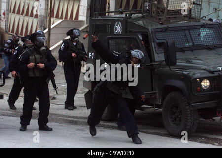 25 février 2012 - Hébron, en Cisjordanie, territoire palestinien - Des policiers israéliens fire des gaz lacrymogènes lors d'une démonstration par des Palestiniens et des militants de la paix demandent la réouverture de l'une des principales rues de la ville de Cisjordanie d'Hébron, le 24 février 2012. Des centaines de Palestiniens ont manifesté pour exiger la c Banque D'Images