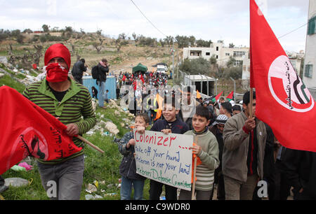 25 février 2012 - Hébron, en Cisjordanie, territoire palestinien - des manifestants palestiniens, rejoint par des militants de la paix israéliens et étrangers, crier des slogans lors d'une manifestation demandant la réouverture de l'une des principales rues de la ville de Cisjordanie d'Hébron, le 24 février 2012. Des centaines de Palestiniens ont protesté t Banque D'Images