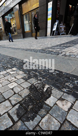 Les gorilles empreintes sur la rue Na Prikope dans le centre de Prague se dirigent à Penta résidence d'affaires. Cette situation souligne la fin de l'affaire de corruption en Slovaquie. Fuite de l'an dernier des documents secrets du slovaque Intelligence Service (SIS) a prouvé que le deuxième gouvernement de P Banque D'Images