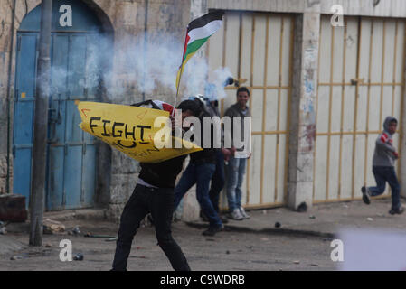 25 février 2012 - Hébron, en Cisjordanie, territoire palestinien - un manifestant palestinien est titulaire d'une plaque au cours d'une manifestation contre la fermeture de la rue Shuhada aux Palestiniens, dans la ville de Cisjordanie d'Hébron le 24 février 2012. Quelque 200 manifestants, y compris les activistes israéliens et étrangers, réunis sur Frid Banque D'Images