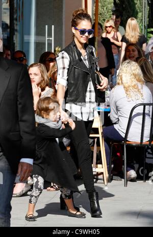 24 février 2012 - Hollywood, Californie, États-Unis - Jessica Alba et sa fille Honor-Marie laissant M Cafe de Chaya.Los Angeles, CA.24 février 2012.(Image Crédit : Â© Roger Harvey/Photos/ZUMAPRESS.com) Globe Banque D'Images