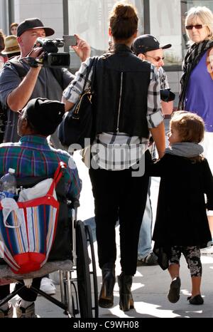 24 février 2012 - Hollywood, Californie, États-Unis - Jessica Alba et sa fille Honor-Marie laissant M Cafe de Chaya.Los Angeles, CA.24 février 2012.(Image Crédit : Â© Roger Harvey/Photos/ZUMAPRESS.com) Globe Banque D'Images