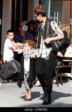 24 février 2012 - Hollywood, Californie, États-Unis - Jessica Alba et sa fille Honor-Marie laissant M Cafe de Chaya.Los Angeles, CA.24 février 2012.(Image Crédit : Â© Roger Harvey/Photos/ZUMAPRESS.com) Globe Banque D'Images