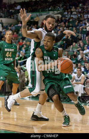 25 février 2012 - Cleveland, Ohio, États-Unis - Wright State guard Reggie Arceneaux (3) est défendu par la garde de l'état de Cleveland Jeremy Montgomery (5) au cours du premier semestre. Le Cleveland State Vikings mener la Wright State Raiders 30-27 à la moitié dans le jeu joué à l'Wolstein Center de Cleveland (Ohio). Banque D'Images