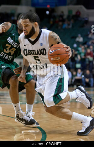 25 février 2012 - Cleveland, Ohio, États-Unis - Cleveland State guard Jeremy Montgomery (5) disques durs au panier au cours du premier semestre contre Wright State. Le Cleveland State Vikings mener la Wright State Raiders 30-27 à la moitié dans le jeu joué à l'Wolstein Center de Cleveland (Ohio). (Crédit de droit Banque D'Images