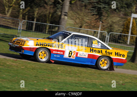 25 févr. 2012 - Stoneleigh Park, Coventry, Royaume-Uni. Russell Brookes conduisant l'Opel Manta 400 1985 dans le rallye en direct à l'étape de la Race Retro Banque D'Images