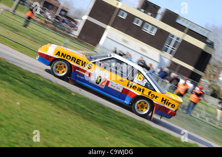 25 févr. 2012 - Stoneleigh Park, Coventry, Royaume-Uni. Russell Brookes conduisant l'Opel Manta 400 1985 dans le rallye en direct à l'étape de la Race Retro Banque D'Images