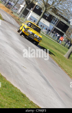 25 févr. 2012 - Stoneleigh Park, Coventry, Royaume-Uni. Paul Howarth au volant d'une Opel Ascona A vivre dans l'étape de rallye à la Race Retro Banque D'Images
