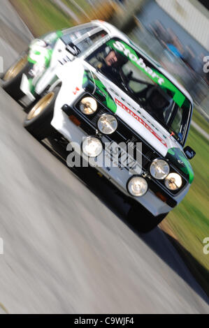 25 févr. 2012 - Stoneleigh Park, Coventry, Royaume-Uni. Jim Whelan au volant d'une Ford Escort RS 1975 Vivre dans le stade à la Race Retro Rally Banque D'Images