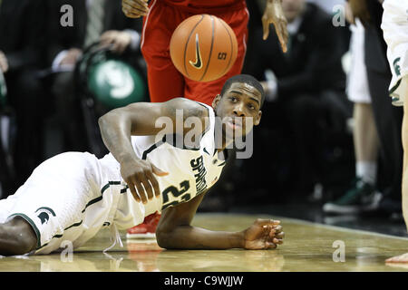 25 février 2012 - East Lansing, Michigan, UNITED STATES - Michigan State Spartans avant Branden Dawson (22) plonge pour une balle en jeu contre le Nebraska Cornhuskers au cours de la seconde moitié du Jack Breslin Étudiants Events Center. Michigan State a battu Minnesota 62-34. (Crédit Image : © Del Rey Banque D'Images