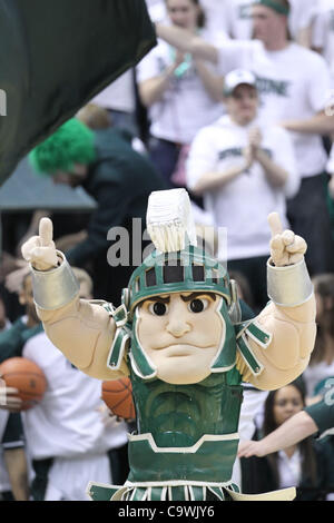 25 février 2012 - East Lansing, Michigan, UNITED STATES - Michigan State Spartans mascot Sparty effectue au cours de la première moitié du Jack Breslin Étudiants Events Center. Michigan State a battu Minnesota 62-34. (Crédit Image : © Rey Del Rio/Southcreek/ZUMAPRESS.com) Banque D'Images