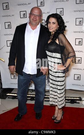 Rick Harrison, Deanna Burditt aux arrivées pour Peter Lik Gallery Grand Ouverture, Le Shoppes at Mandalay Place, Las Vegas, NV le 25 février 2012. Photo par : MORA/Everett Collection Banque D'Images