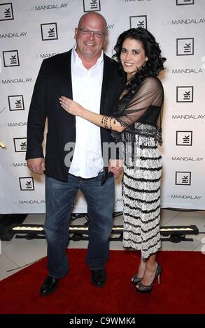 Rick Harrison, Deanna Burditt aux arrivées pour Peter Lik Gallery Grand Ouverture, Le Shoppes at Mandalay Place, Las Vegas, NV le 25 février 2012. Photo par : MORA/Everett Collection Banque D'Images