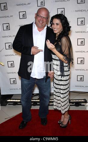 Rick Harrison, Deanna Burditt aux arrivées pour Peter Lik Gallery Grand Ouverture, Le Shoppes at Mandalay Place, Las Vegas, NV le 25 février 2012. Photo par : MORA/Everett Collection Banque D'Images