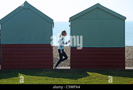 Brighton et Hove, Royaume-Uni. 26 févr., 2012. Un coureur fait le plus de la saison chaude sur Hove front Sussex comme foules étaient des formations pour le prochain Marathon de Brighton. Crédit : Simon Dack/Alamy live news Banque D'Images