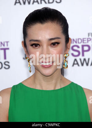 25 février 2012 - Santa Monica, Californie, États-Unis - l'actrice chinoise LI BINGBING, prix d'un présentateur, arrive pour l'Independent Spirit Awards 2012 en tente sur la plage de Santa Monica. (Crédit Image : © Lisa O'Connor/ZUMAPRESS.com) Banque D'Images