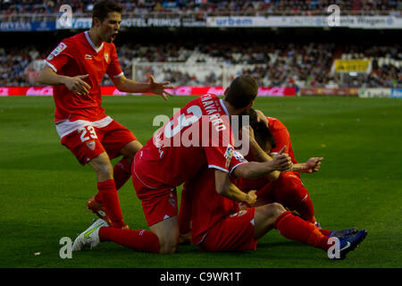 26/02/2012 - stade Mestalla, VALENCE / Espagne - La Liga Football - FC Valence vs Sevilla FC - journée 25 --------------- Séville Fc les joueurs de l'équipe de célébrer leur premier but Banque D'Images