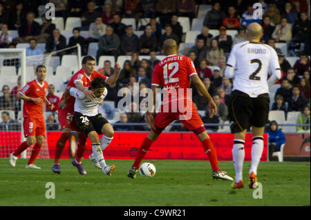 26/02/2012 - stade Mestalla, VALENCE / Espagne - La Liga Football - FC Valence vs Sevilla FC - journée 25 --------------- Tino Costa de Valencia CF protège la balle avec Reyes après lui Banque D'Images