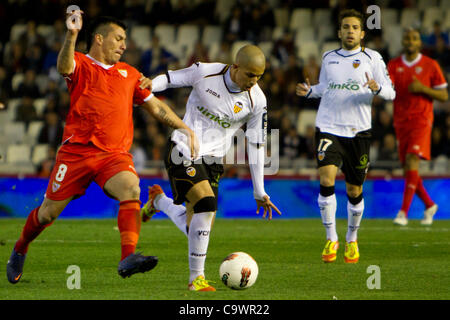 26/02/2012 - stade Mestalla, VALENCE / Espagne - La Liga Football - FC Valence vs Sevilla FC - journée 25 --------------- Ferghouli de VAlencia CF entraîne les duels avec ballon de Medel Sevilla FC Banque D'Images