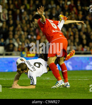 26/02/2012 - stade Mestalla, VALENCE / Espagne - La Liga Football - FC Valence vs Sevilla FC - journée 25 --------------- Spahic de Sevilla FC et Soldado (à gauche) pour une balle de duel Banque D'Images