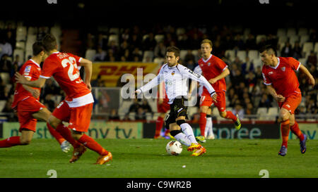 26/02/2012 - stade Mestalla, VALENCE / Espagne - La Liga Football - FC Valence vs Sevilla FC - journée 25 --------------- Jordi Alba de VAlencia CF entraîne le ballon entouré par plusieurs adversaires Banque D'Images