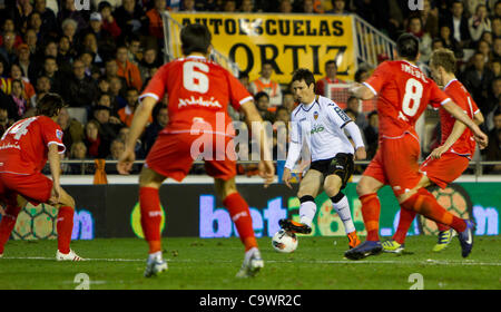 26/02/2012 - stade Mestalla, VALENCE / Espagne - La Liga Football - FC Valence vs Sevilla FC - journée 25 --------------- Aduriz de VAlencia CF entraîne la balle à travers plusieurs adversaires Banque D'Images