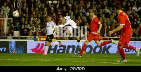 26/02/2012 - stade Mestalla, VALENCE / Espagne - La Liga Football - FC Valence vs Sevilla FC - journée 25 --------------- Ferghouli de VAlencia CF tire la balle pour essayer de marquer Banque D'Images