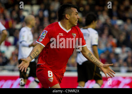 26/02/2012 - stade Mestalla, VALENCE / Espagne - La Liga Football - FC Valence vs Sevilla FC - journée 25 --------------- Medel célébrant son but pour Sevilla FC pour définir le score de 1-1 Banque D'Images