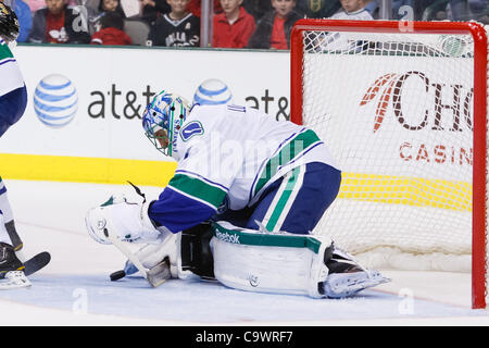 Le 26 février 2012 - Dallas, Texas, US - Gardien Roberto Luongo Canucks de Vancouver (1) fait un arrêt au cours de l'action entre les Stars de Dallas et les Canucks de Vancouver. Après 2 périodes, Vancouver Dallas mène 2-1 à l'American Airlines Center. (Crédit Image : © Andrew Dieb/ZUMAPRESS.com)/Southcreek Banque D'Images